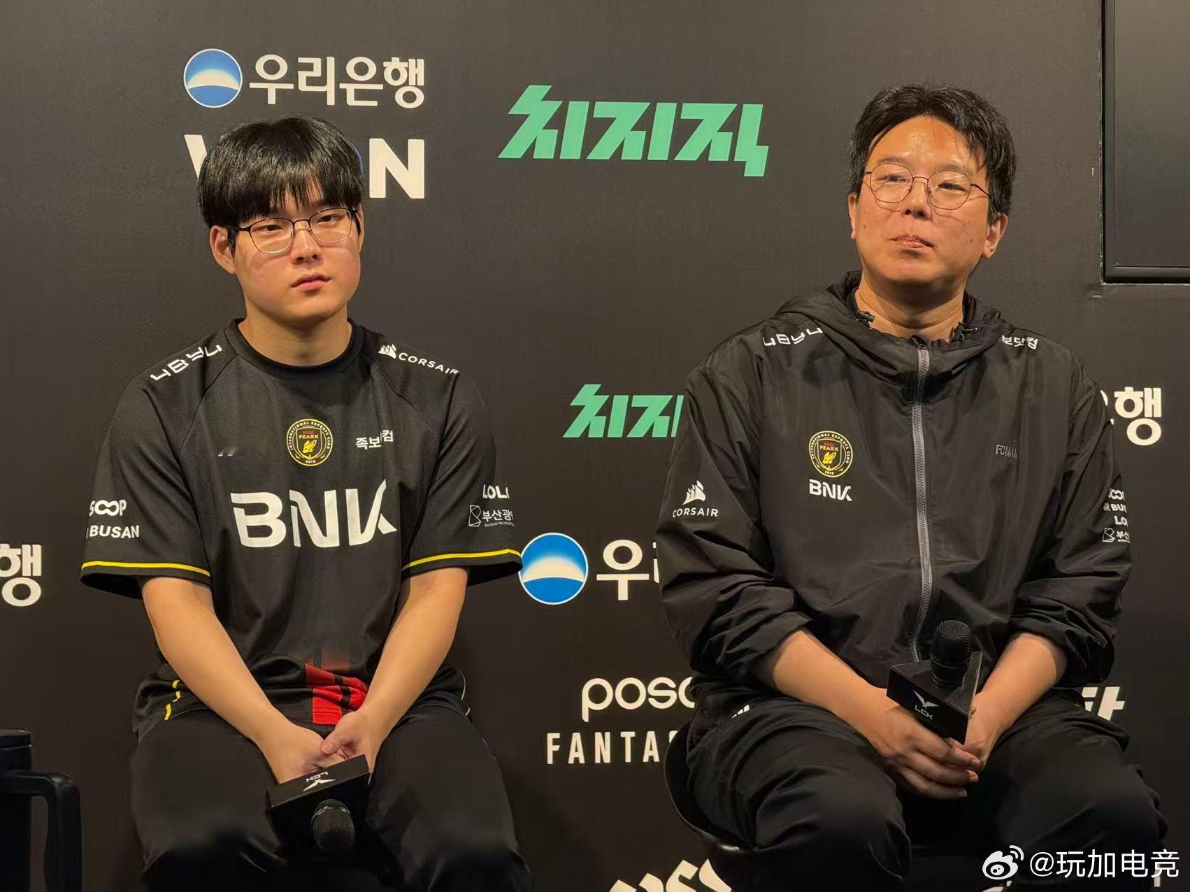 BFX战胜ns后，监督Edo与中单VicLa出席胜者采访。此役过后ns确定无缘季