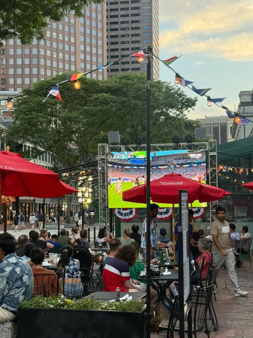 Quincy Market 户外看球的人，阿根廷刚刚进了一个球，2:1，加时赛。