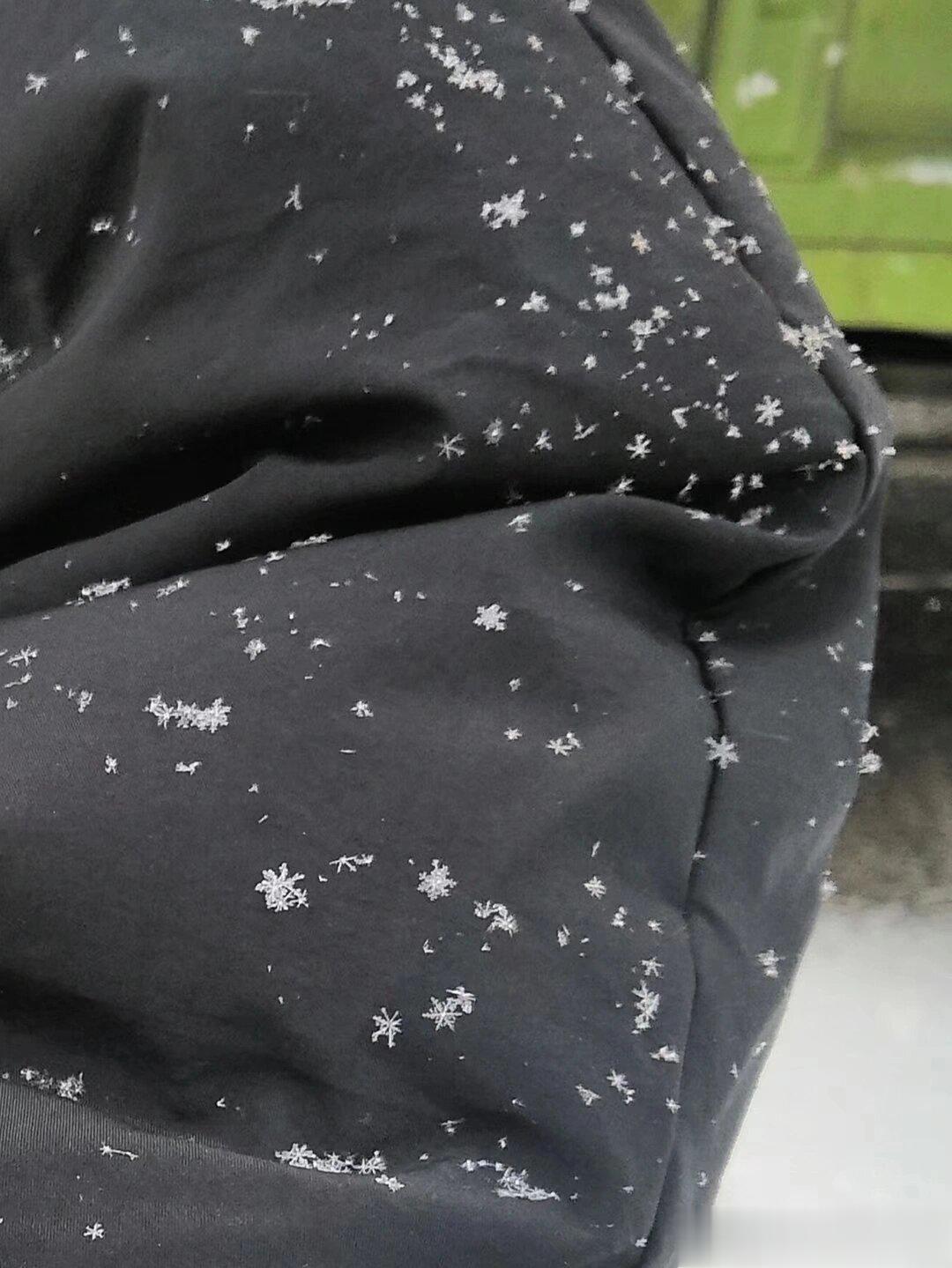 #第一次看到肉眼可见的雪花# 南方人第一次看到肉眼可见的雪花，印象中是得用显微镜
