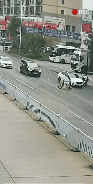 马路是我家，只要骑的爽，你撞我又如何

     开个玩笑了，视频中女生真的只能