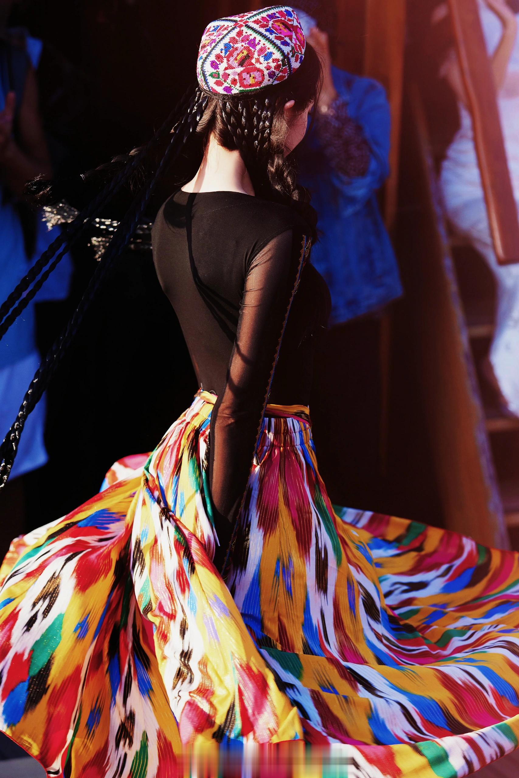 热烈绽放的红石榴花看着这张照片 仿佛时间停止一般 巴成长印记一幕幕闪过 一定会越