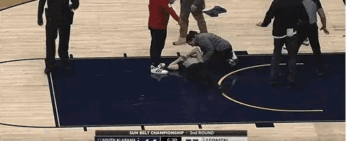 这女篮打架比男篮还疯狂，一个右摆拳把女裁判直接KO倒地昏迷了，如果这个打架事件发