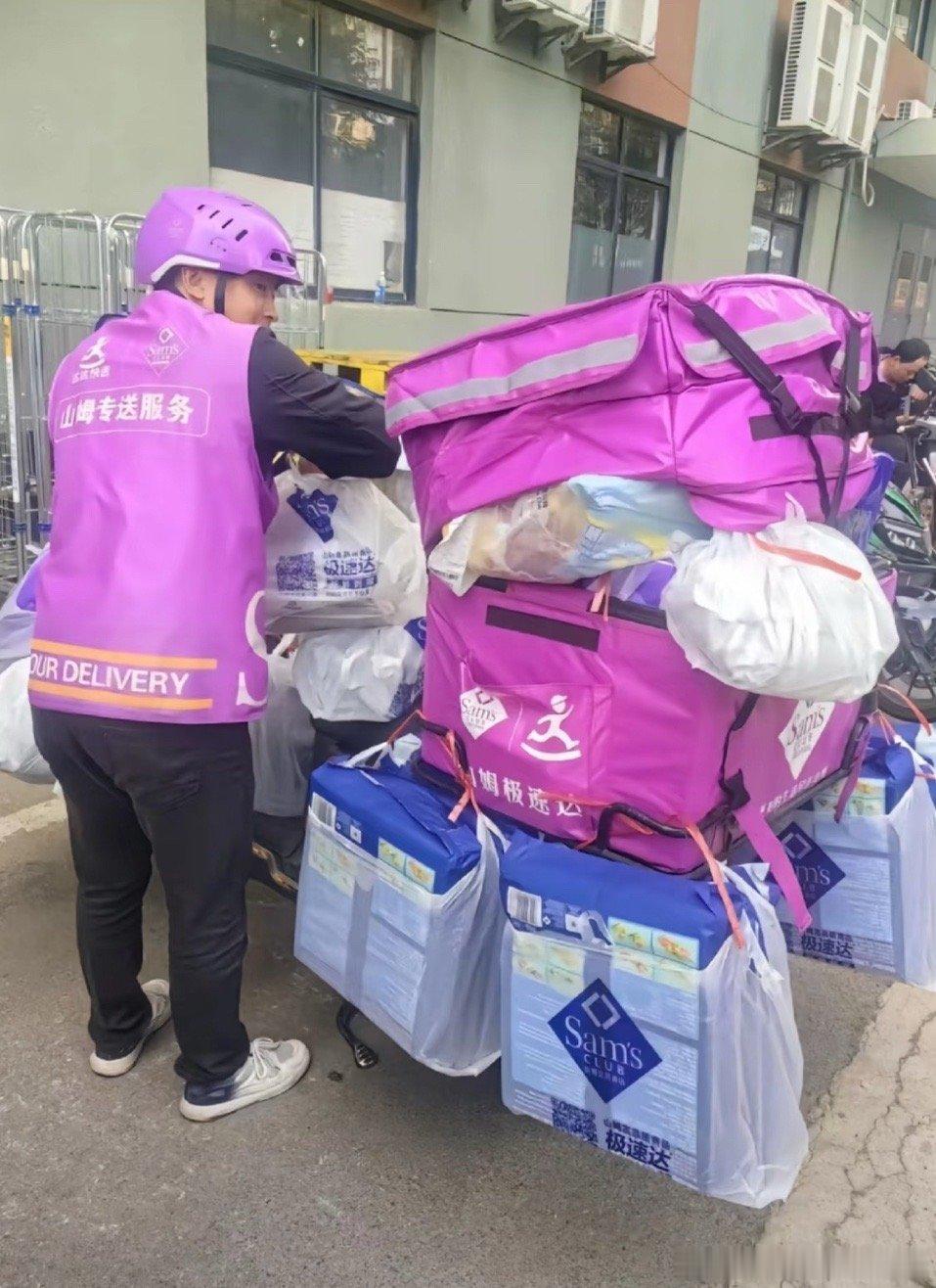 山姆配送员电动车挂满大件货物山姆的商品本身就比较大件电单车挂几件就满了[允悲][