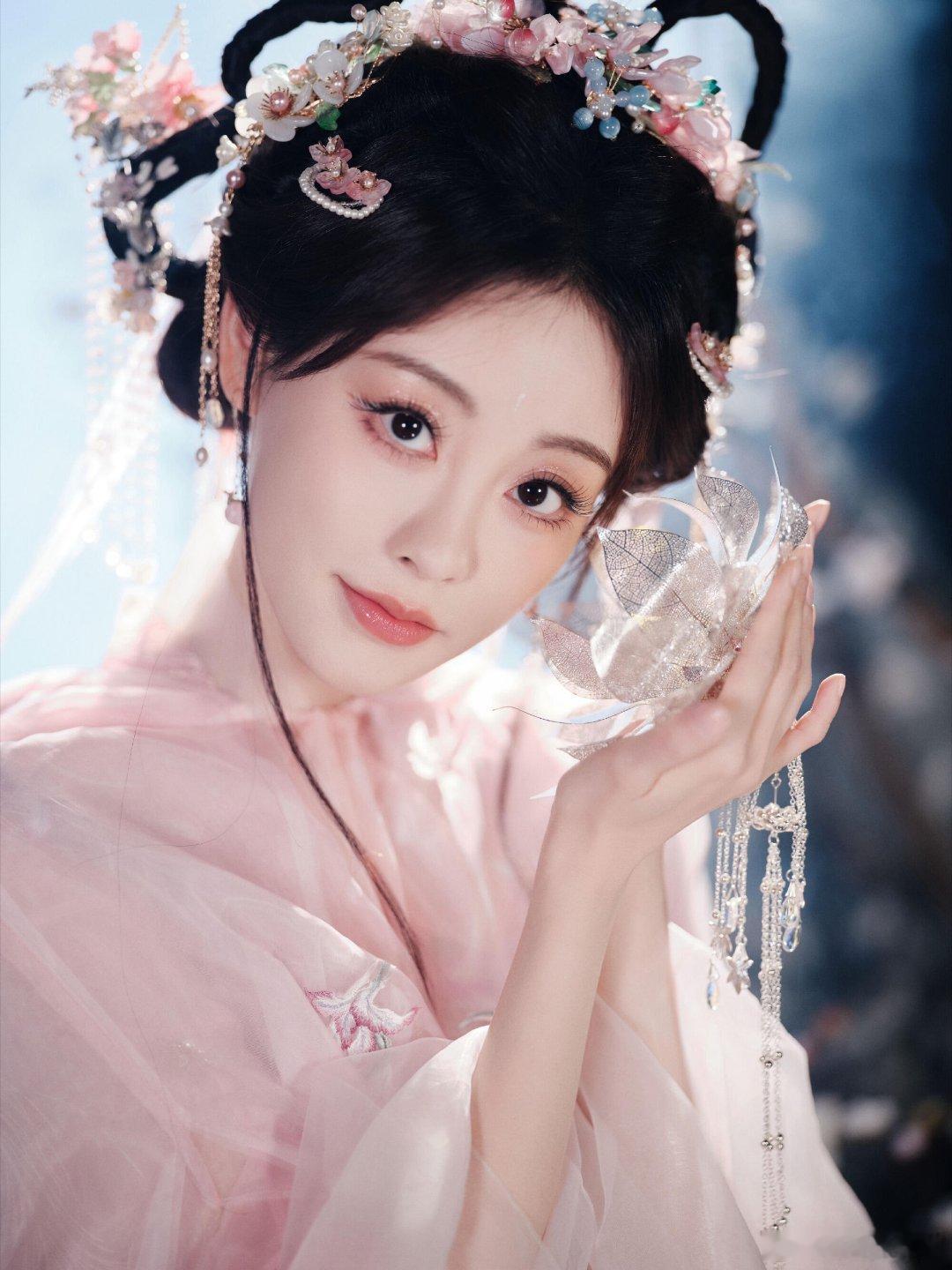 让祝绪丹粉纱蒙眼的是天才东方写意的风格很适合她古典韵味十足 若即若离的感觉把握得