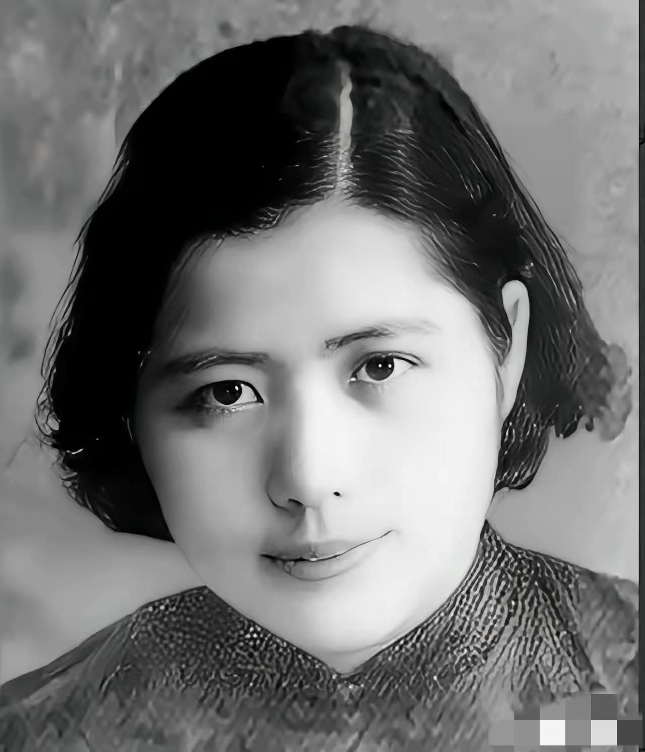 1942年，一个女战士被日军堵在洞内，鬼子打算在洞口放火，用烟熏她出来，几分钟之