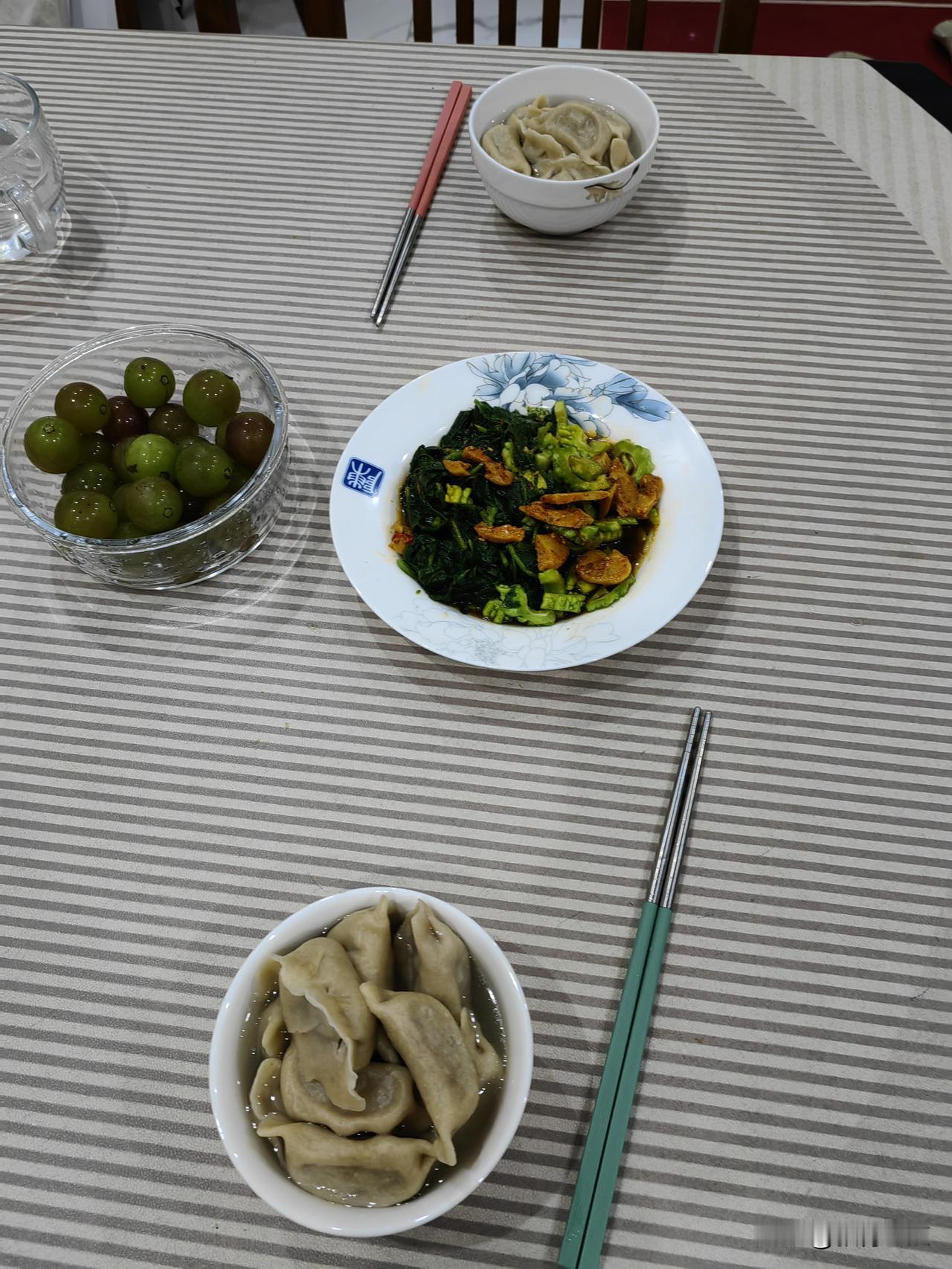 新学年，新学期。开学第一天早晨吃水饺是我家的传统。