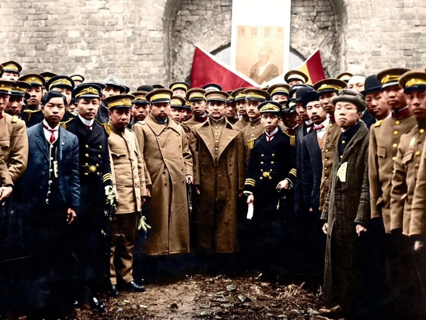 1912年2月15日，清帝退位三天后，孙中山亲自率领文武官员赴明孝陵...