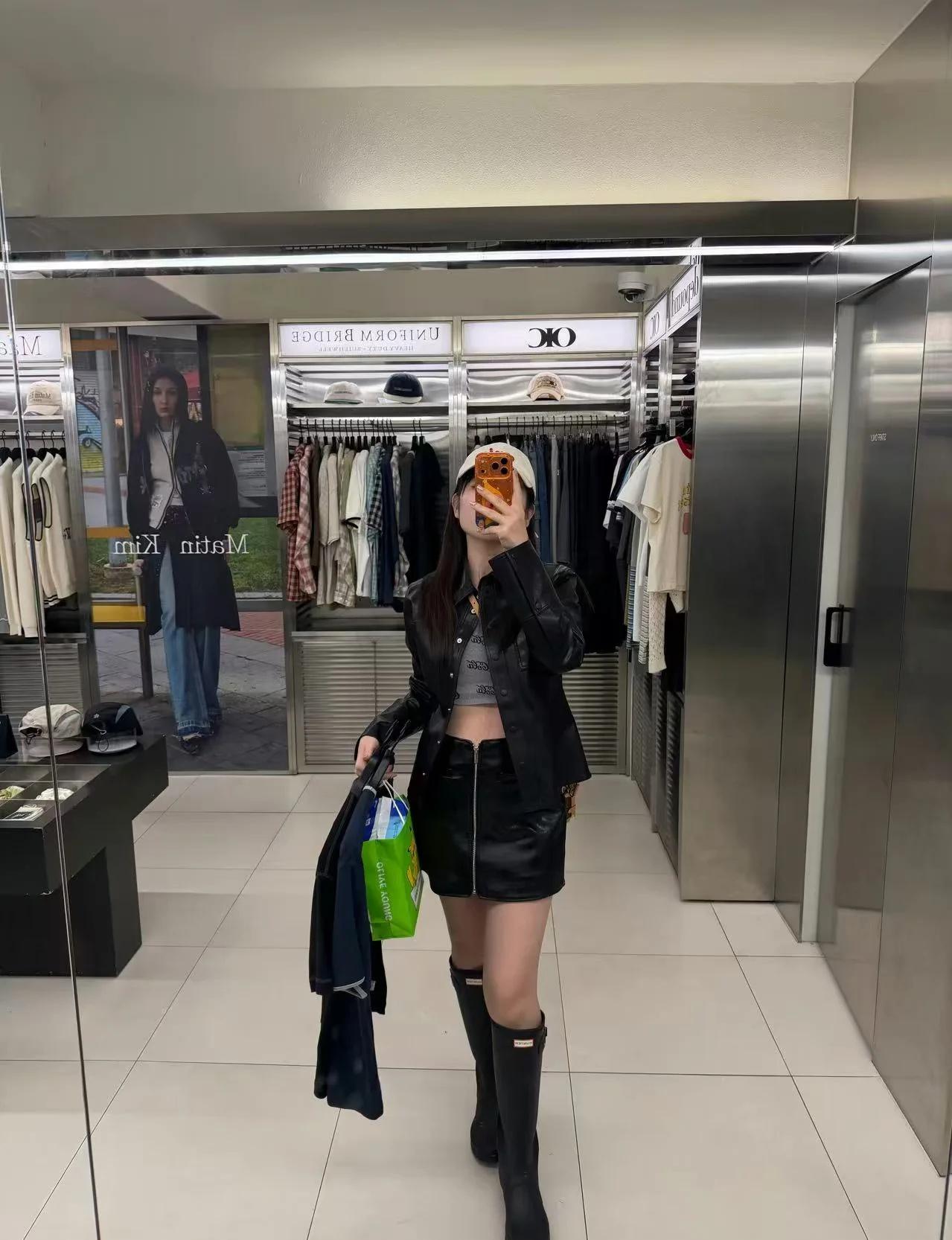 商场对镜拍，今日份酷女孩上线
今日份逛街穿搭，皮衣+长靴直接拿捏住了！
又酷又辣