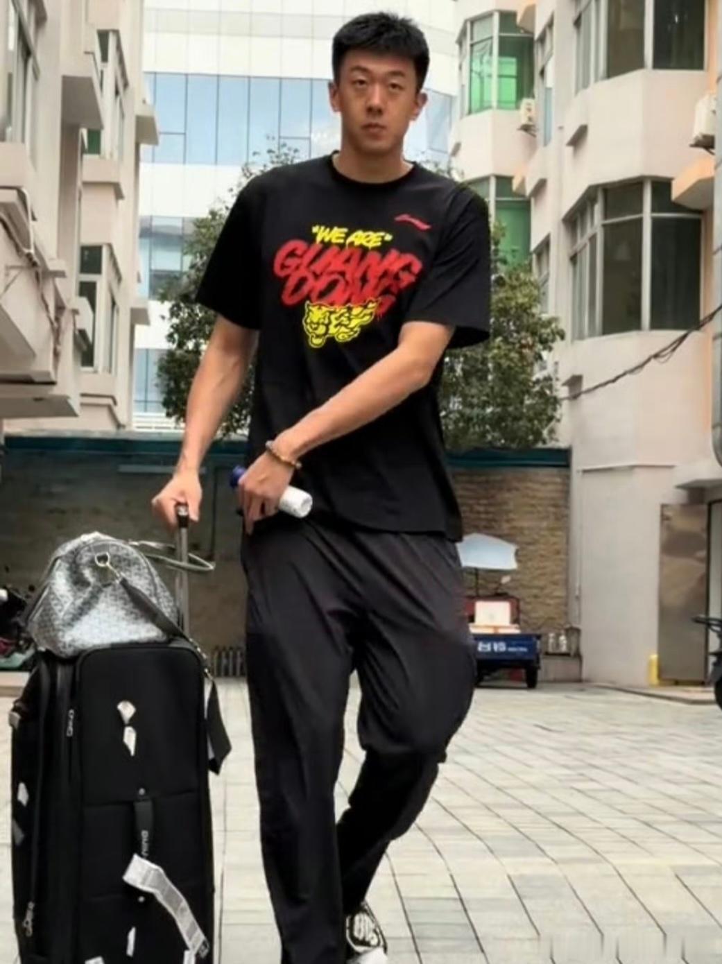 马不停蹄，广东宏远男篮全员出征北京！广东宏远今天下午全队正式出征北京，奔赴CBA
