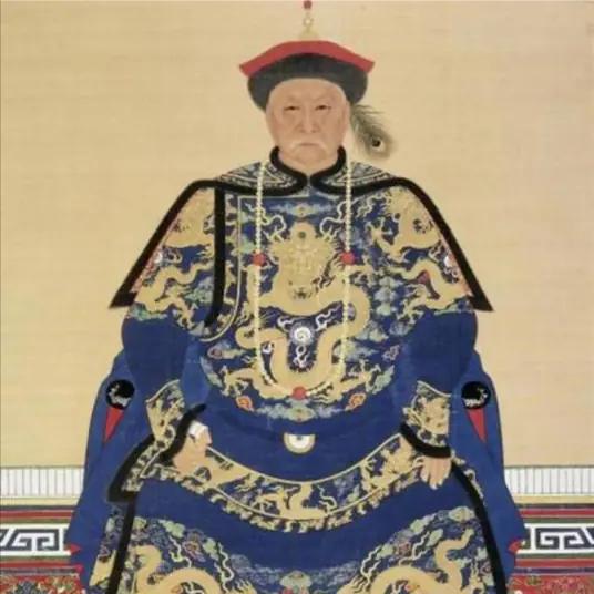 1665年的一个深夜，京城鳌府。一个发福的中年男人推开女儿房门，眼前的一幕让这位