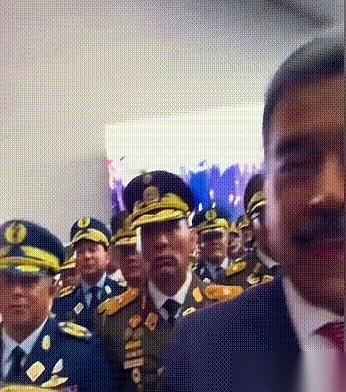 美军的重型装备刚开上波多黎各的沙滩，马杜罗那头却在剪彩，还笑得跟个没事人一样。