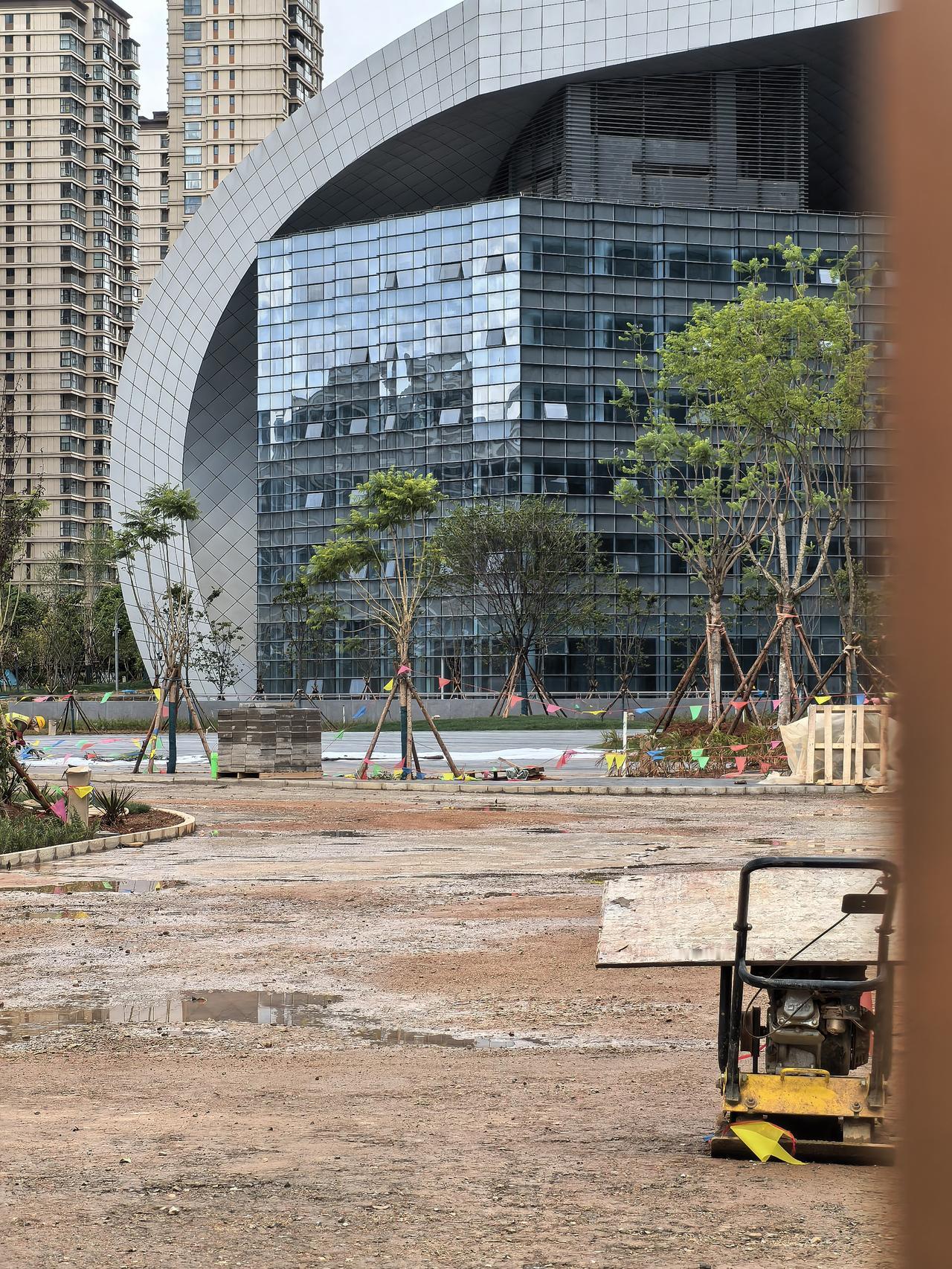 呈贡区这边，吴家营区块的云南省科技馆基本上建好了的，好漂亮，像个什么，大家说，我