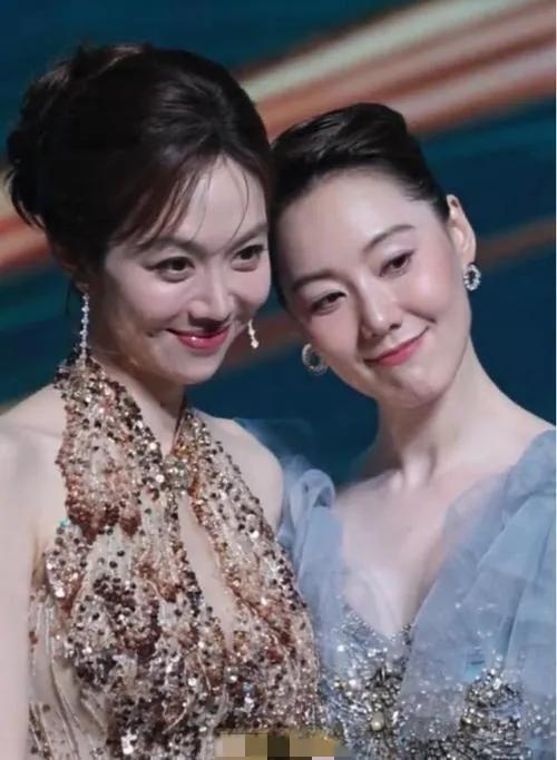 王冠与姜妍同框：姜妍发型精致，俊目流眄，粉面含春，光莹娇媚，玉貌珠辉；王冠皓肤如