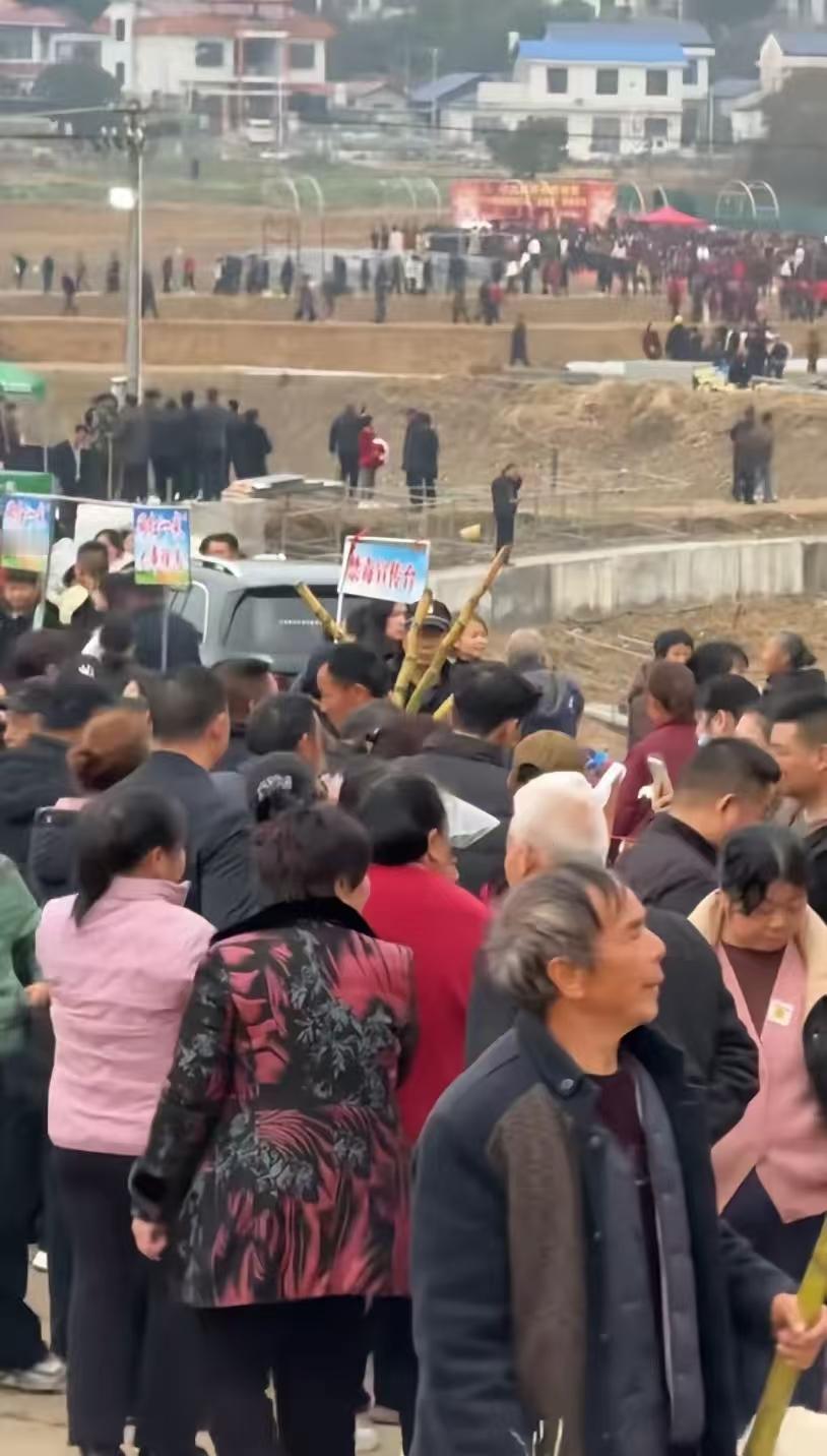 杀猪宴火了！他的确是张罗了，但实际条件是，人多了就承德这温度没法在户外吃杀猪肉的