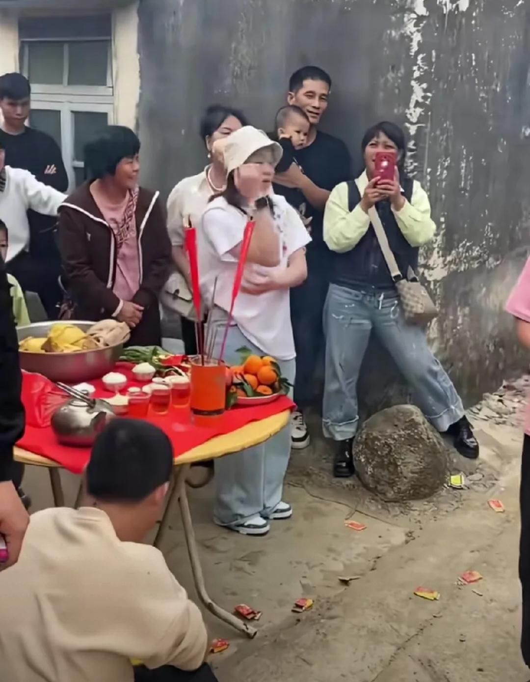 中国跳水从来不缺冠军
缺的是传奇!
有网友晒出元宵节全红婵出席了家乡的民俗文化照