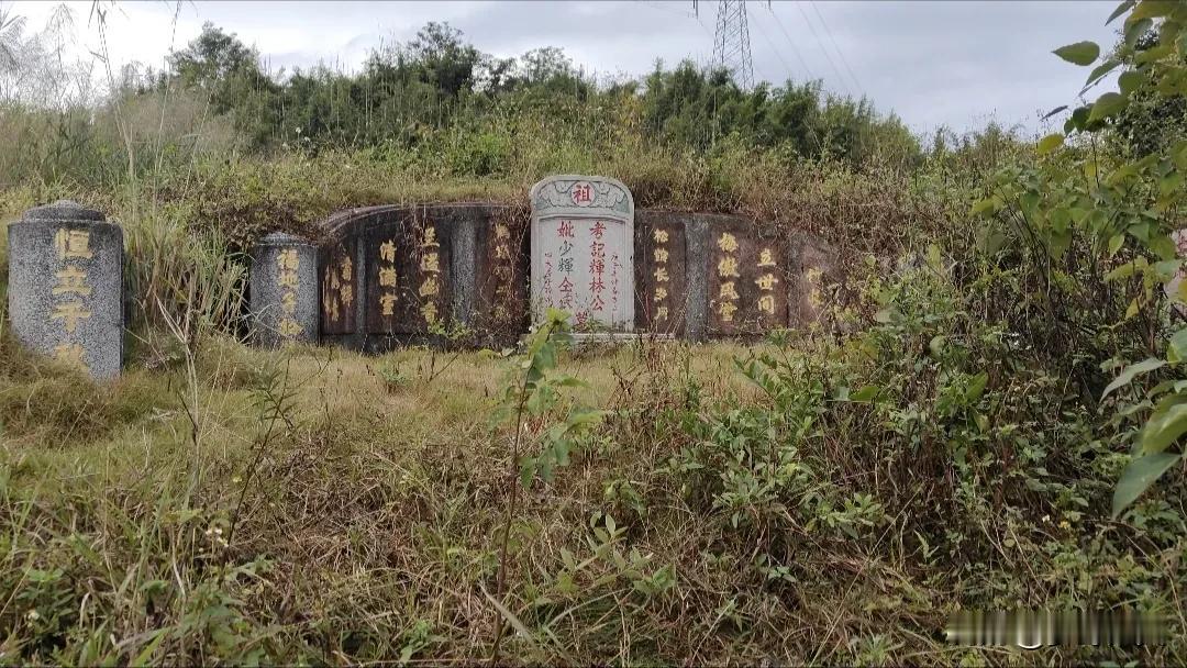 建在广东山顶上的一座民国时期将军墓，墓葬座落在海拨900多米的山峰上，传说墓主人