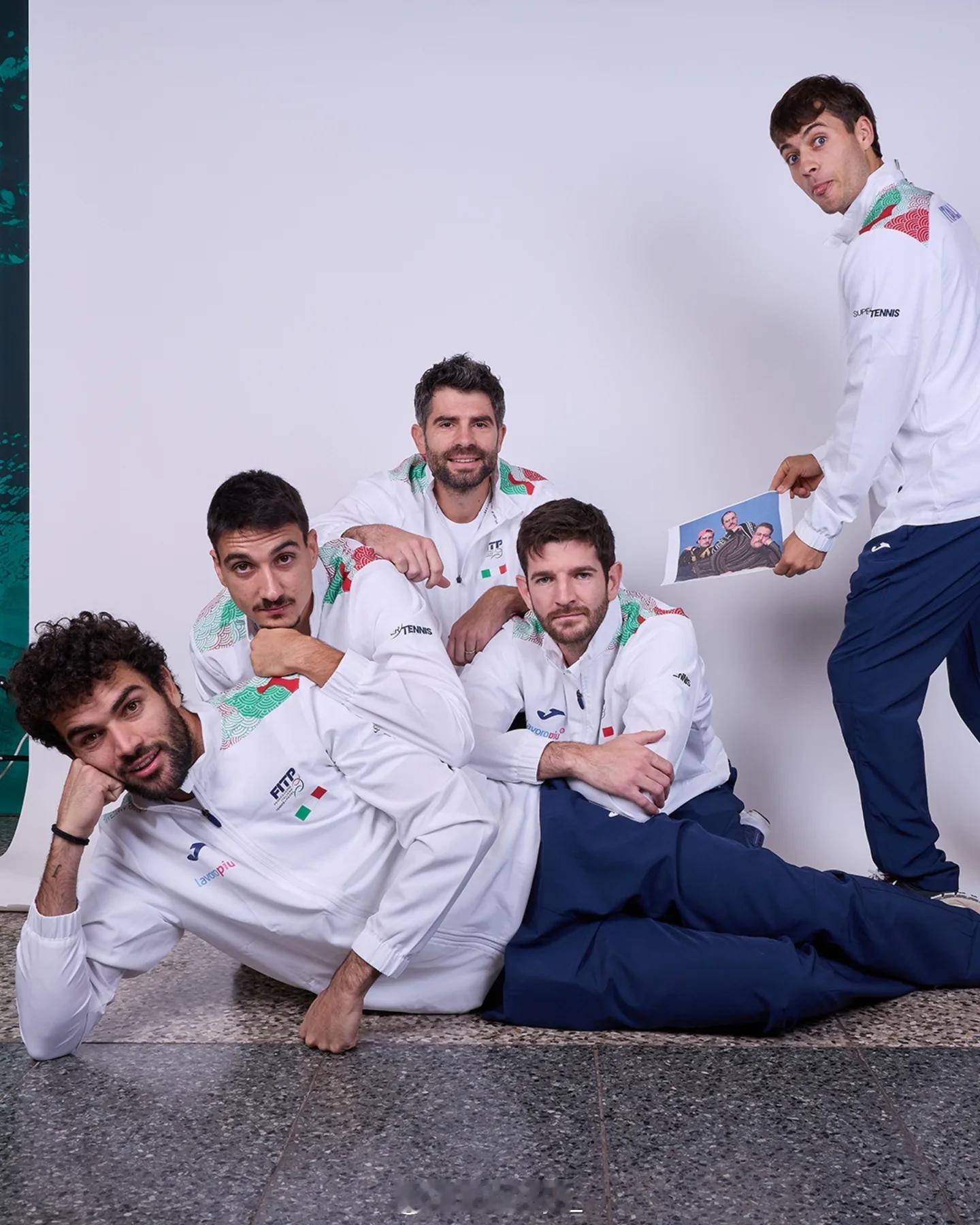 这是在干什么（感觉是在学橄榄球那套，但大家好像还有点水土不服