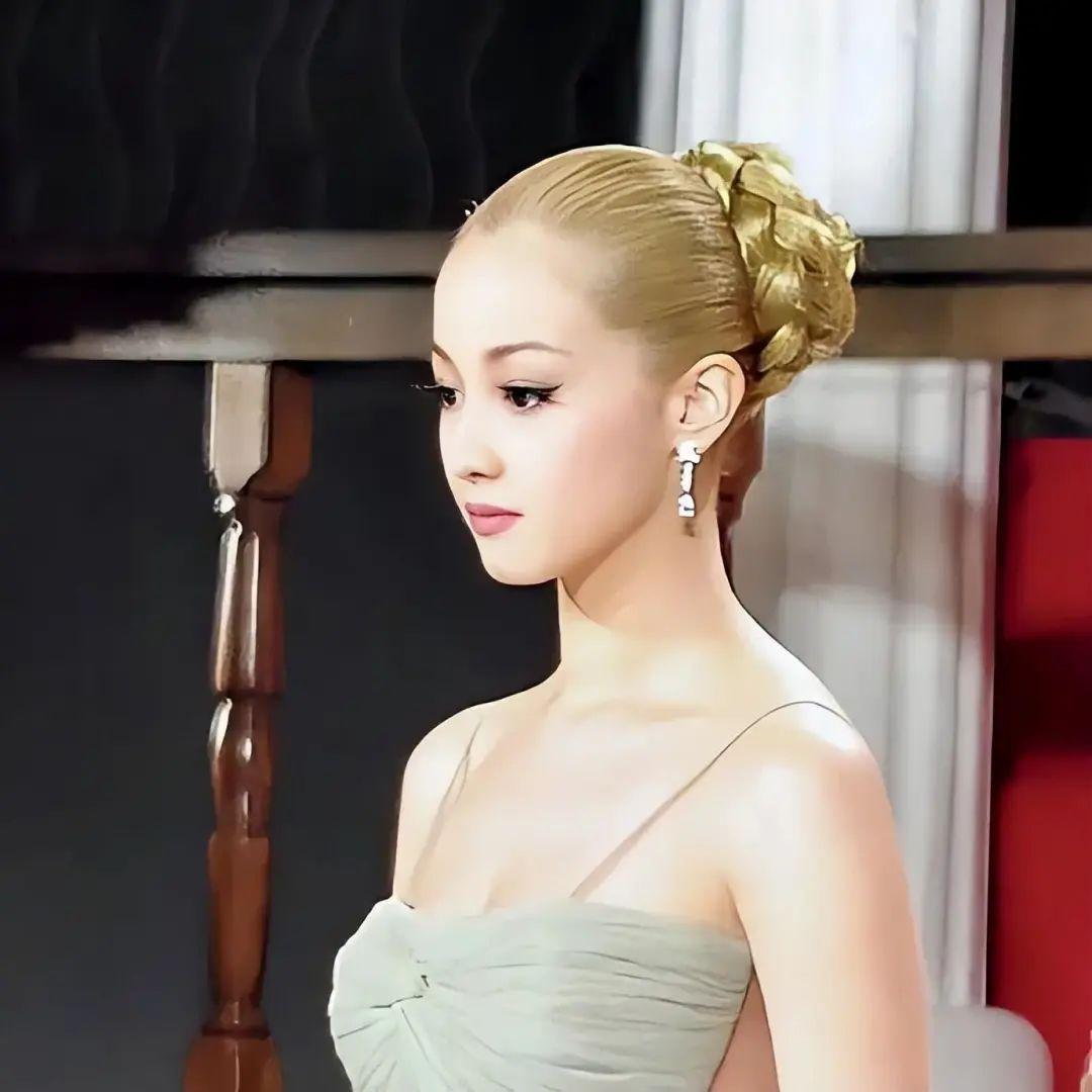 “一个月只能5次，超过按50万一次收费！”2008年，日本爆出大新闻，“最美脸蛋