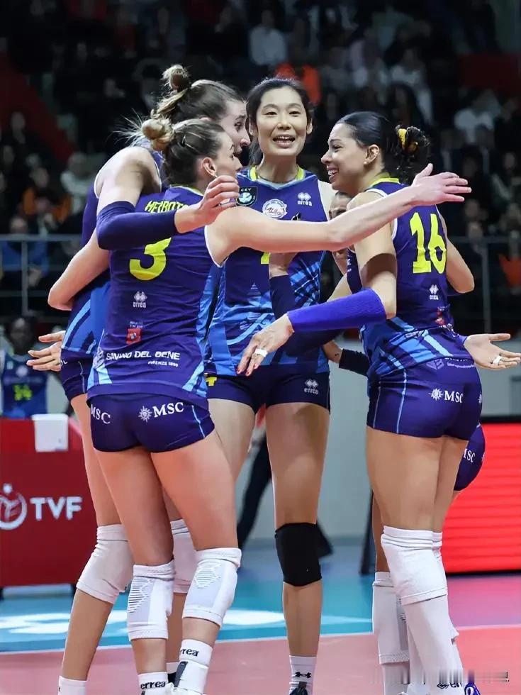 北京时间2月29日凌晨，2024女排欧冠1/4决赛第二回合，意大利斯坎迪奇女排主