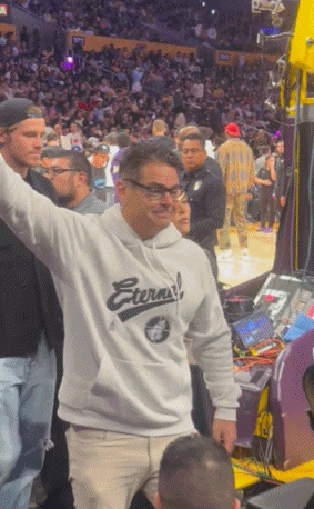 美国歌手“啤酒妹”麦迪逊-比尔与新男友贾斯汀-赫伯特一同观战湖人￼的比赛。 