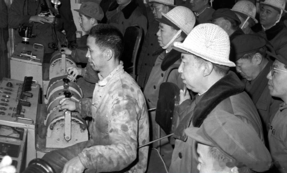 1978年2月7日华国锋在首钢初轧厂和轧钢厂，查看生产全过程历史影像