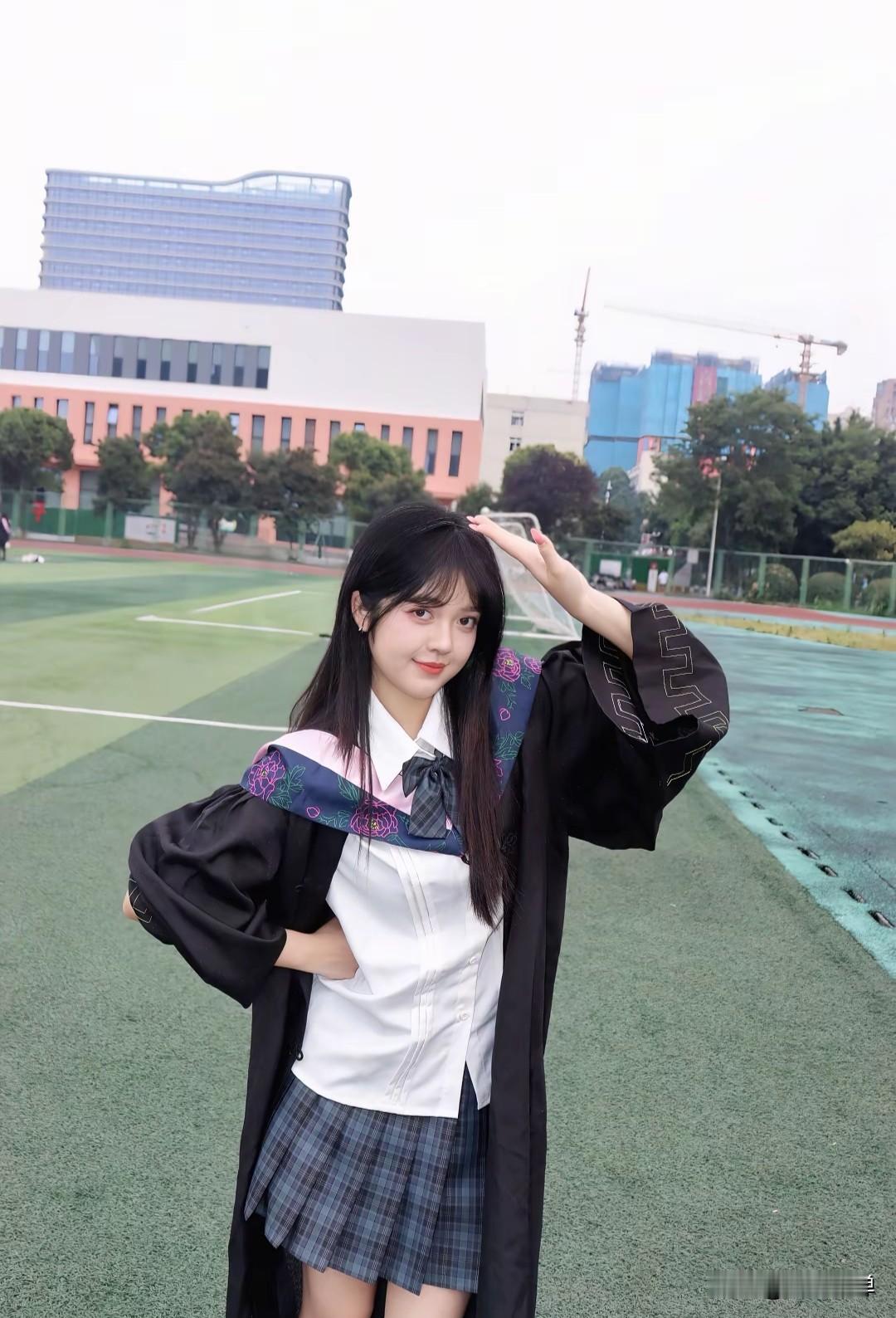一名刚走完成都师范学院四年求学路，即将奔赴读研深造的女生，入手了一台二手奥林巴斯