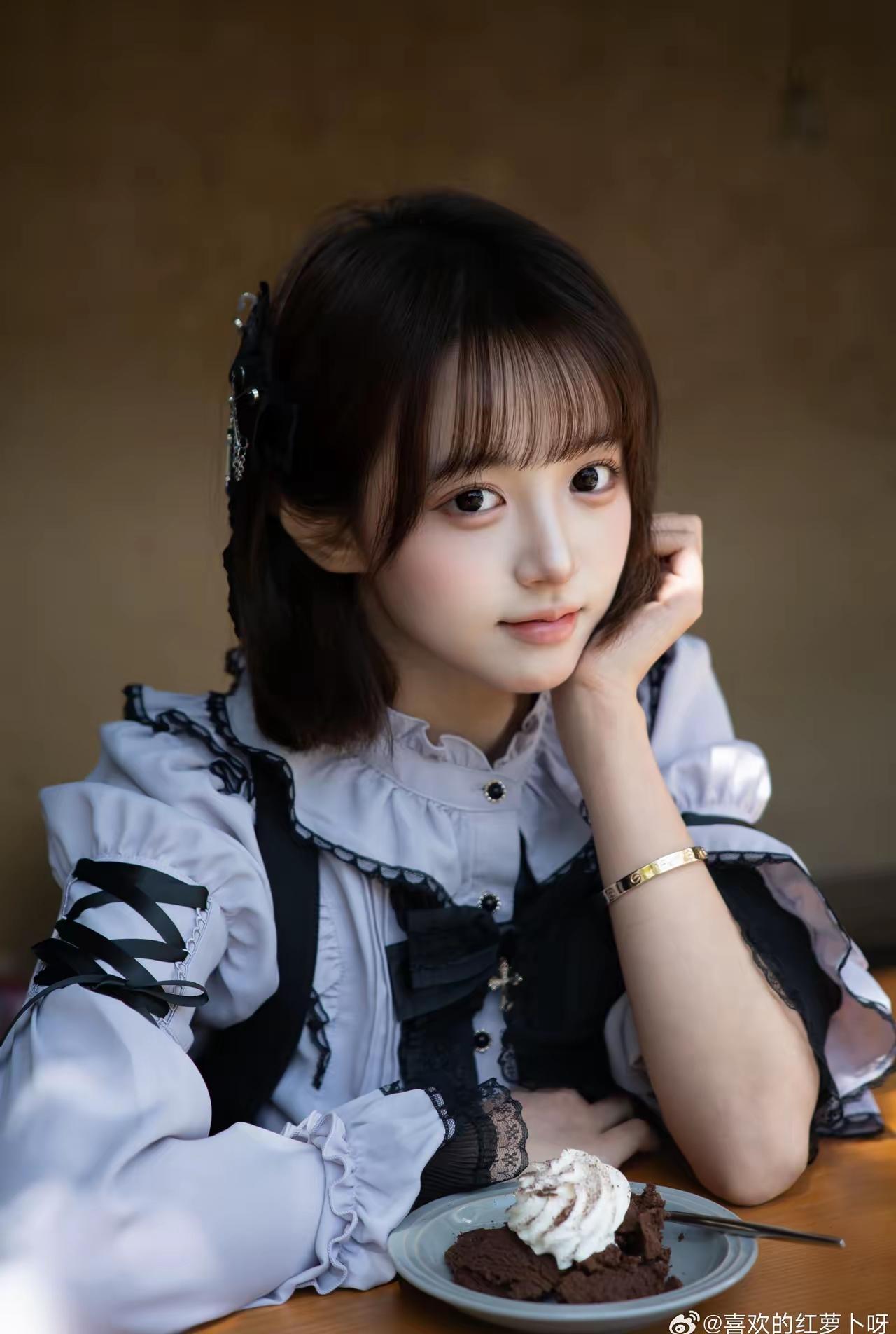 甜美少女与精致甜点，享受美好时光