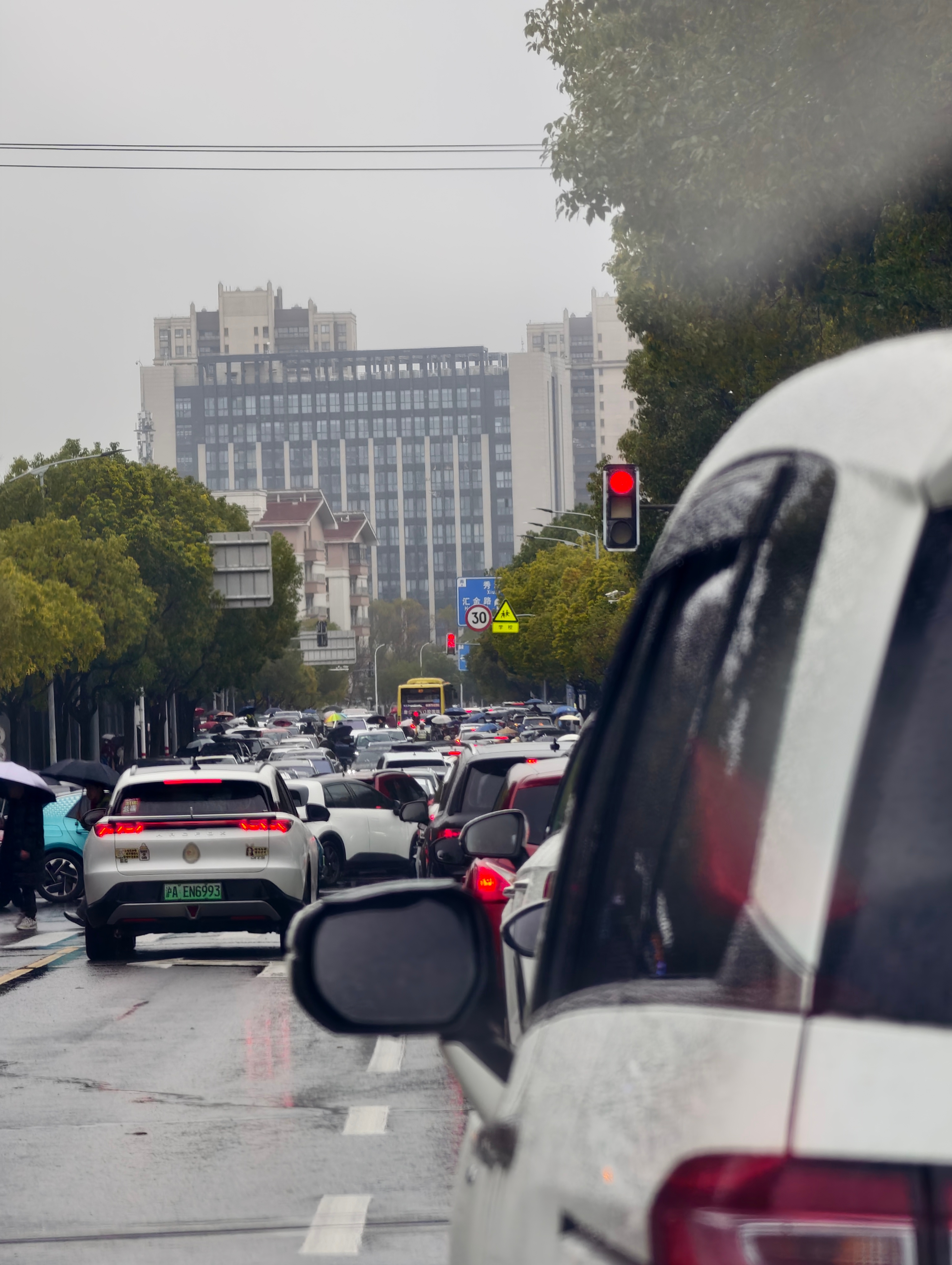 开学都是好爸爸好妈妈堵车