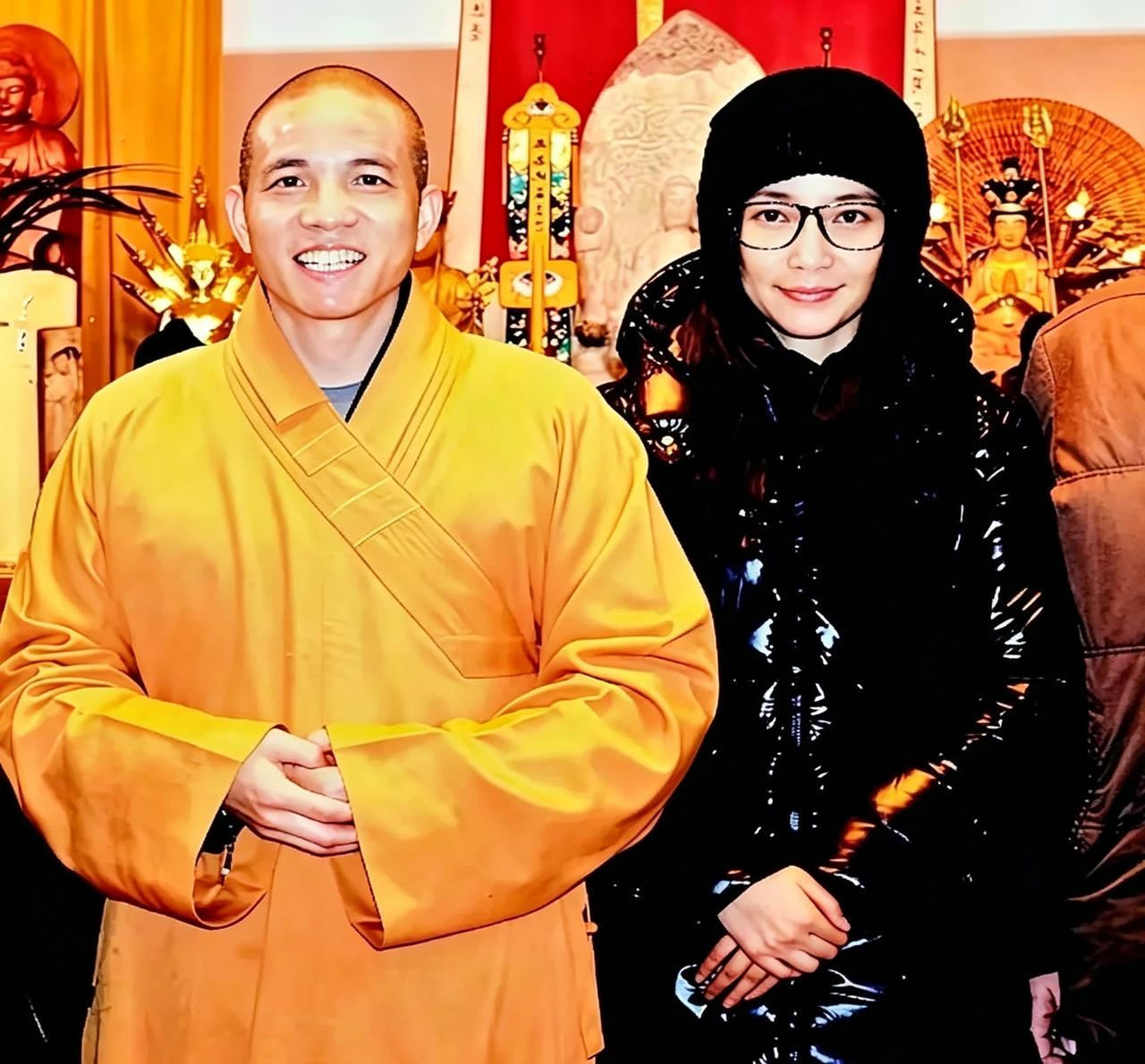 少林寺新方丈和女香客的合影，看着挺接地气。说实话，去寺庙转悠碰上了，大家伙儿乐呵
