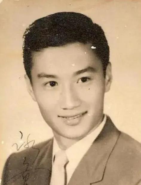 谢贤很厉害，活成了自己想活成的样子。几十年，从出道到老去，都是帅了一辈子的人。真