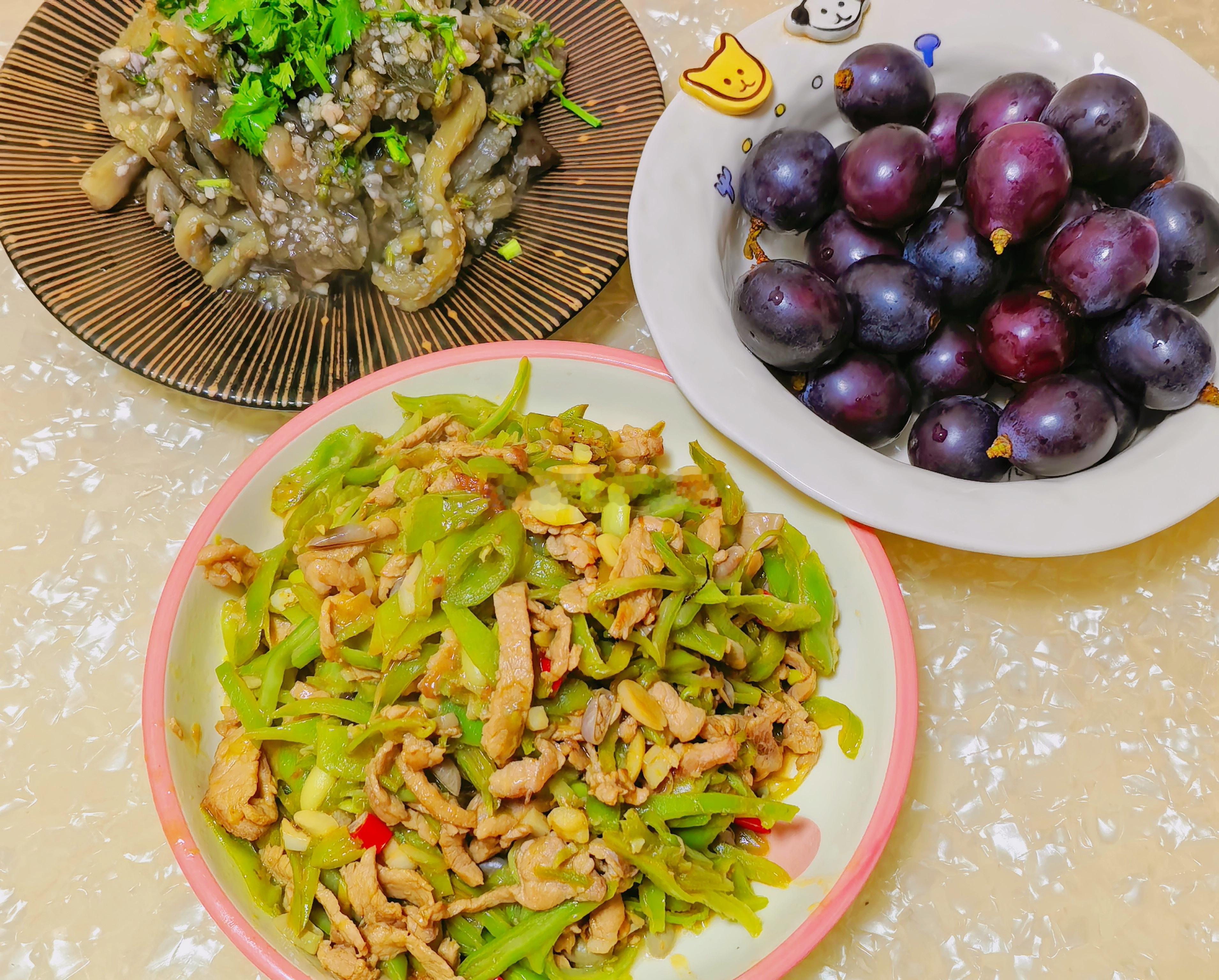 今日菜色，豆角丝炒肉丝，蒜茄子[卡皮巴拉] ​​​