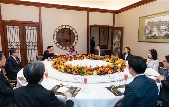 赖清德宴请斯威士兰特使，口中高喊“感谢情谊”，这出“皇帝的新衣”简直荒谬至极！堂