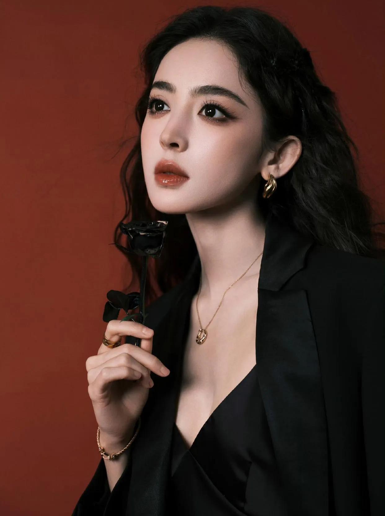 娜扎美貌与气质真的太让人心动了！红色的热情与黑色的神秘交织在一起，浪漫优雅好迷人