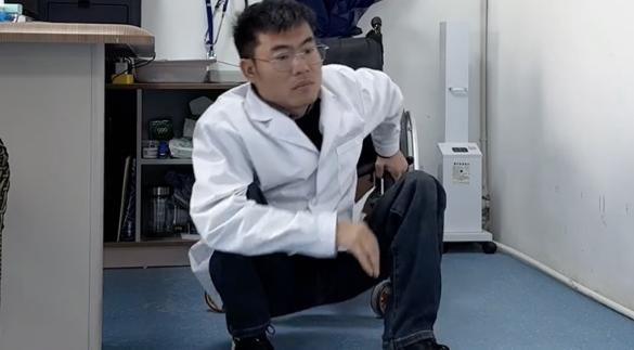 他死死盯着远方闪烁的霓虹，就在城市喧嚣渐息的一刹那，他深吸一口气，注销了运营多年