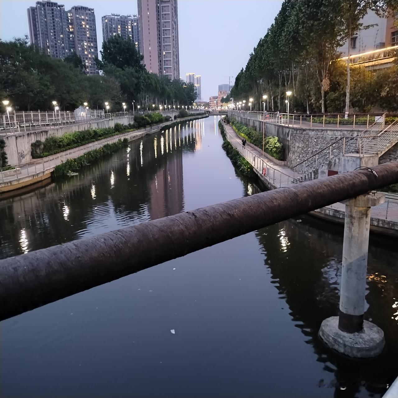 现代诗：《等待》

千百个早安
只为等待着一个淡淡的回音
在千百个失望中度过
聆