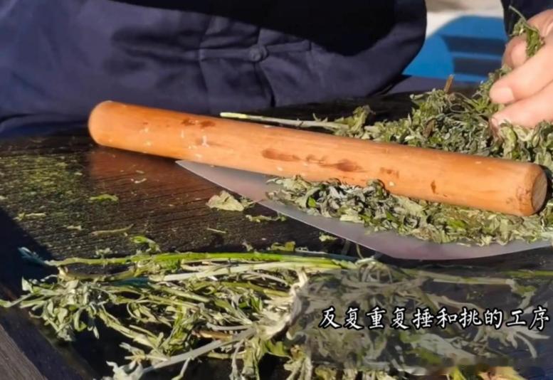 有天晚上我在整理药材，有人敲门。开门看见一个陌生男人，三十出头，穿短袖，或许是我