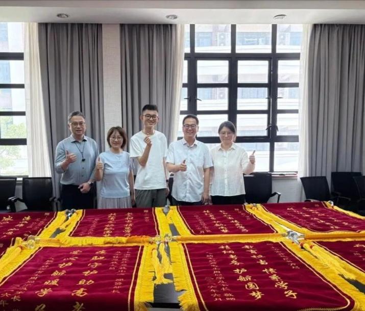 插着管子坐轮椅进考场！上海这娃618分干翻清华线，这口氧吸得值！

真事儿！上海
