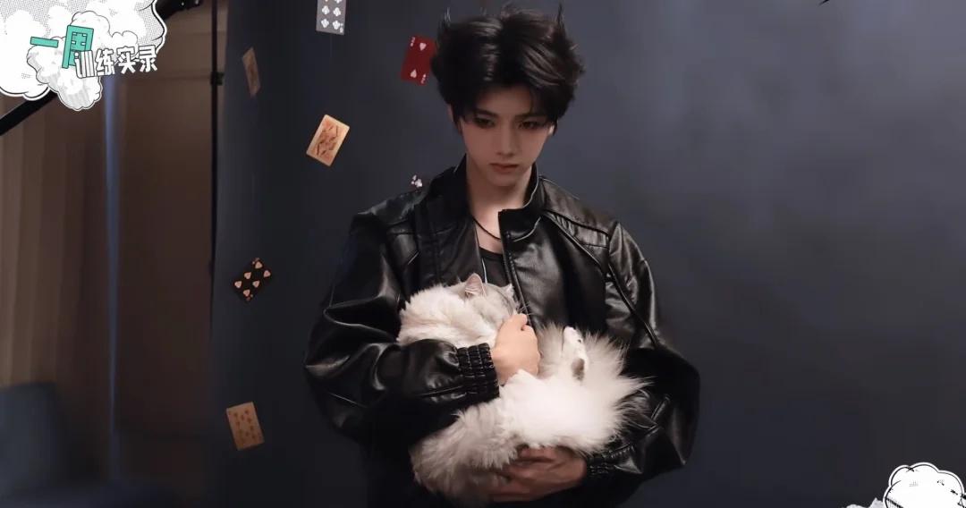 神的脸蛋
张函瑞 翻相册翻到去年生日物料截图，张函瑞你咋长得那么牛啊。。。。