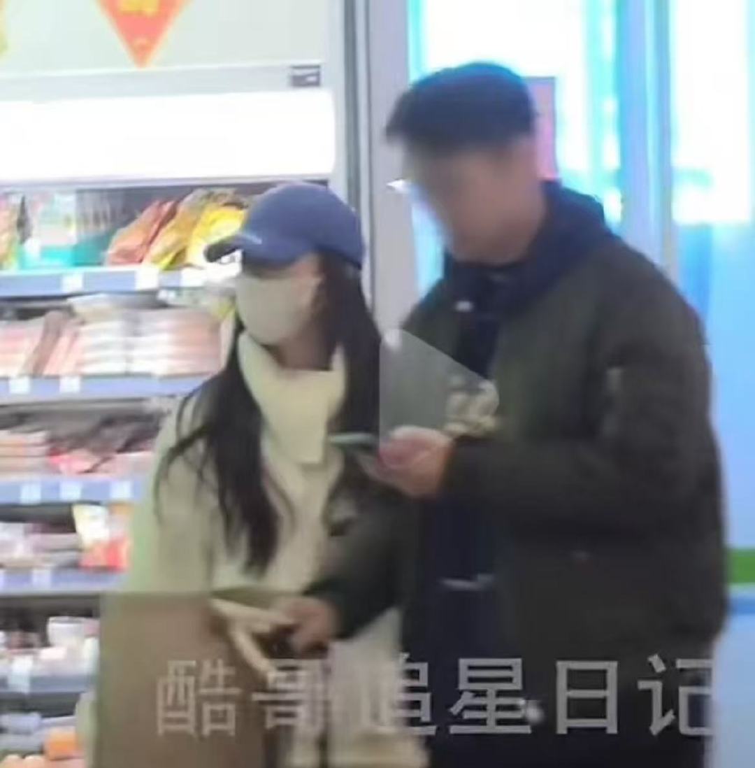 王青女朋友王鹤润王青女朋友是王鹤润 原来当年王鹤润身边的神秘男子就是王青，时间线