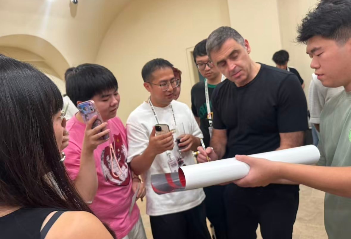 石老师分享奥沙利文现身2026斯诺克上海大师赛 晚宴上，给球迷们签名斯诺克