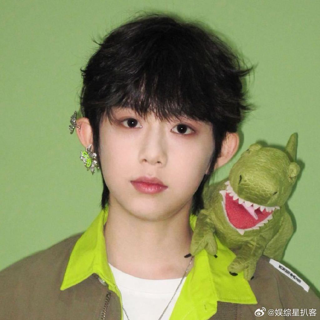 陈奕恒差点把自己绊倒陈奕恒被裤腿绊倒的样子太呆萌了，白白嫩嫩的模样真的很招人喜欢