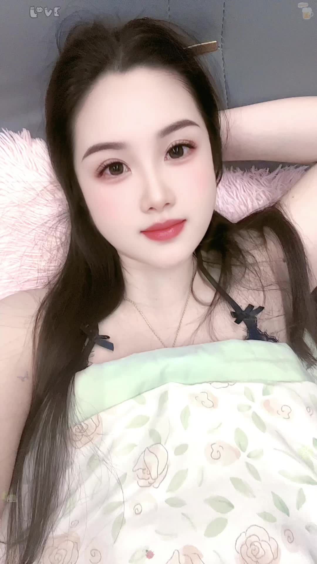 这些年我谁也不亏欠，唯独没让自己幸福一点，最怕关心给我依靠的肩，眼里会...