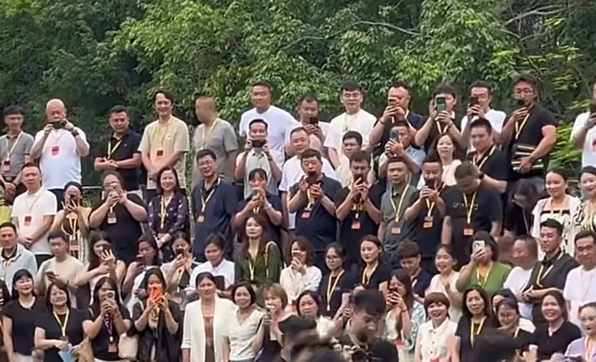 现场所有人都面带微笑举起手机的，见到大明星就这样 