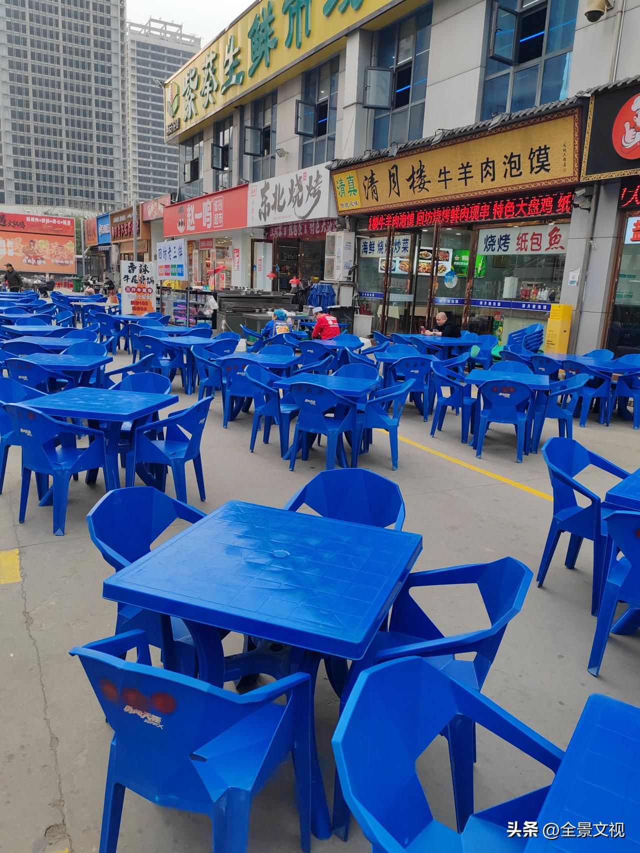 天刚暖和了点，西安就开启夏天烧烤啤酒模式了吗？
        前几天早晚出门把