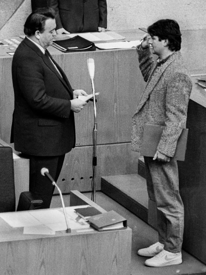 这两天德国总理默茨访华，参加宇树，看机器人跳舞的新闻很多人应该刷到过，其实这次的