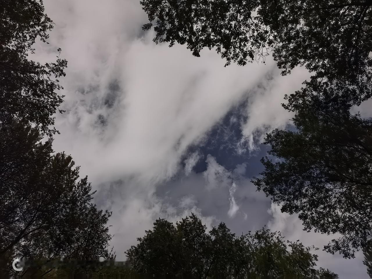 晚上的包头刚刚下过一场雨，天空晴朗多云！