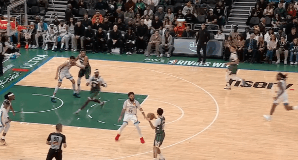 逐帧拆解：4断1帽为球队注入防守能量，解析卡森-华莱士防守表现图1卡森退防中对位