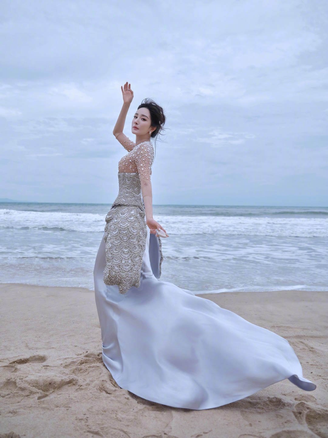 杨幂散落一地的波光粼粼 海把它的珍藏，都绣在了杨幂的裙上，当她行走，一切便有了形