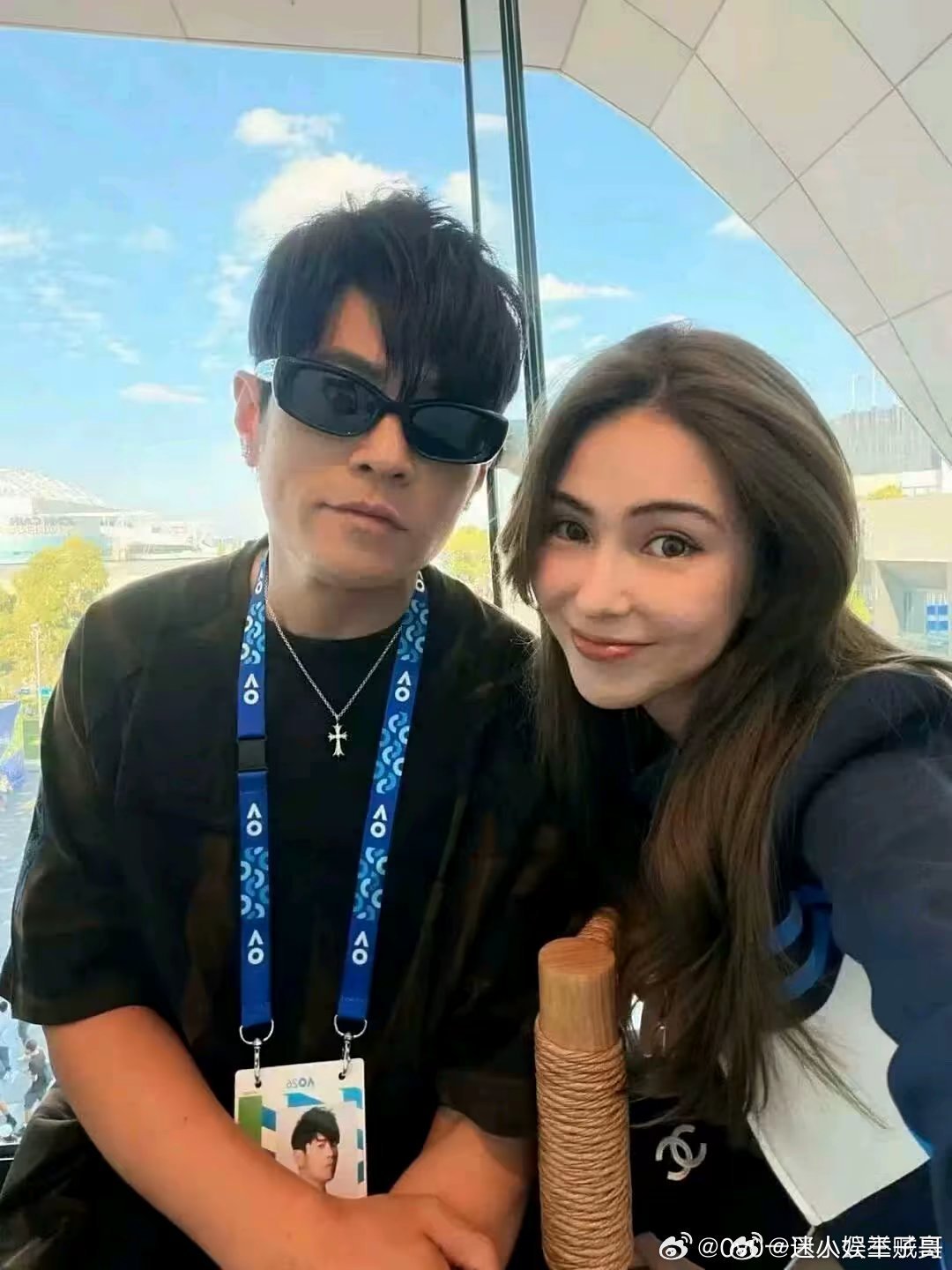 周杰伦昆凌只买得起一辆滑板车吗路人偶遇周杰伦昆凌共骑一块滑板车出门兜风，贴在一起