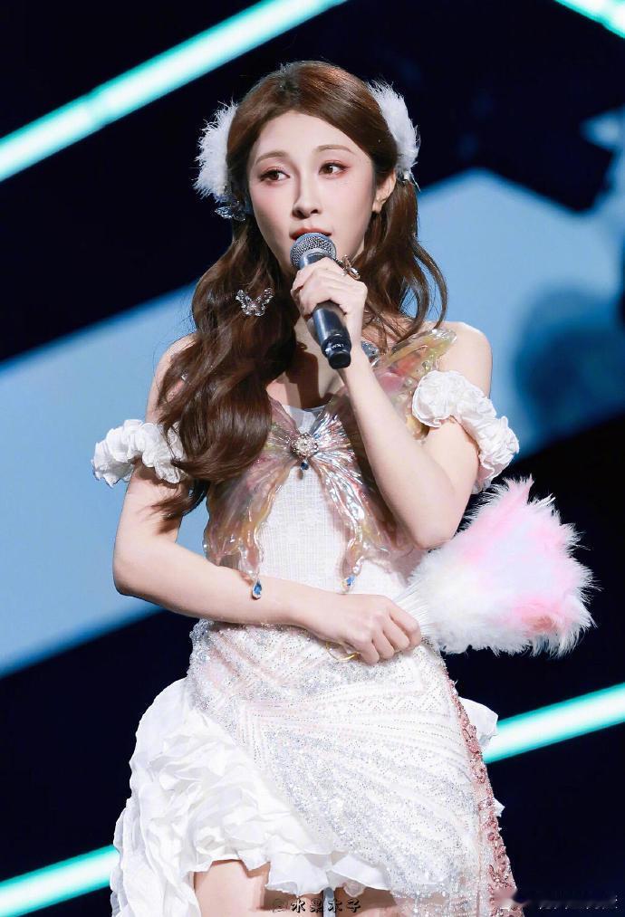 张小婉 千禧年辣姐 跨年看张小婉新造型直接被惊艳到！这千禧风拿捏得太妙，从发型到